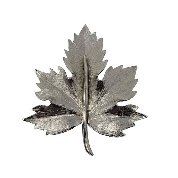 Vintage Silver Tone Maple Leaf Brooch Pin Pendant 3D Etched Gift Canadian - Picture 1 of 8